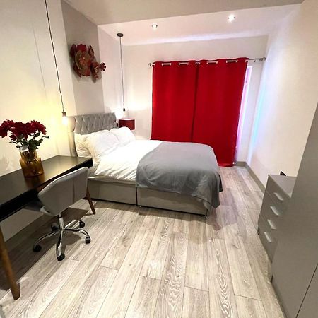Letzi Premium Cozy Retreat Private En-Suite Rooms, Wembley London Eksteriør bilde