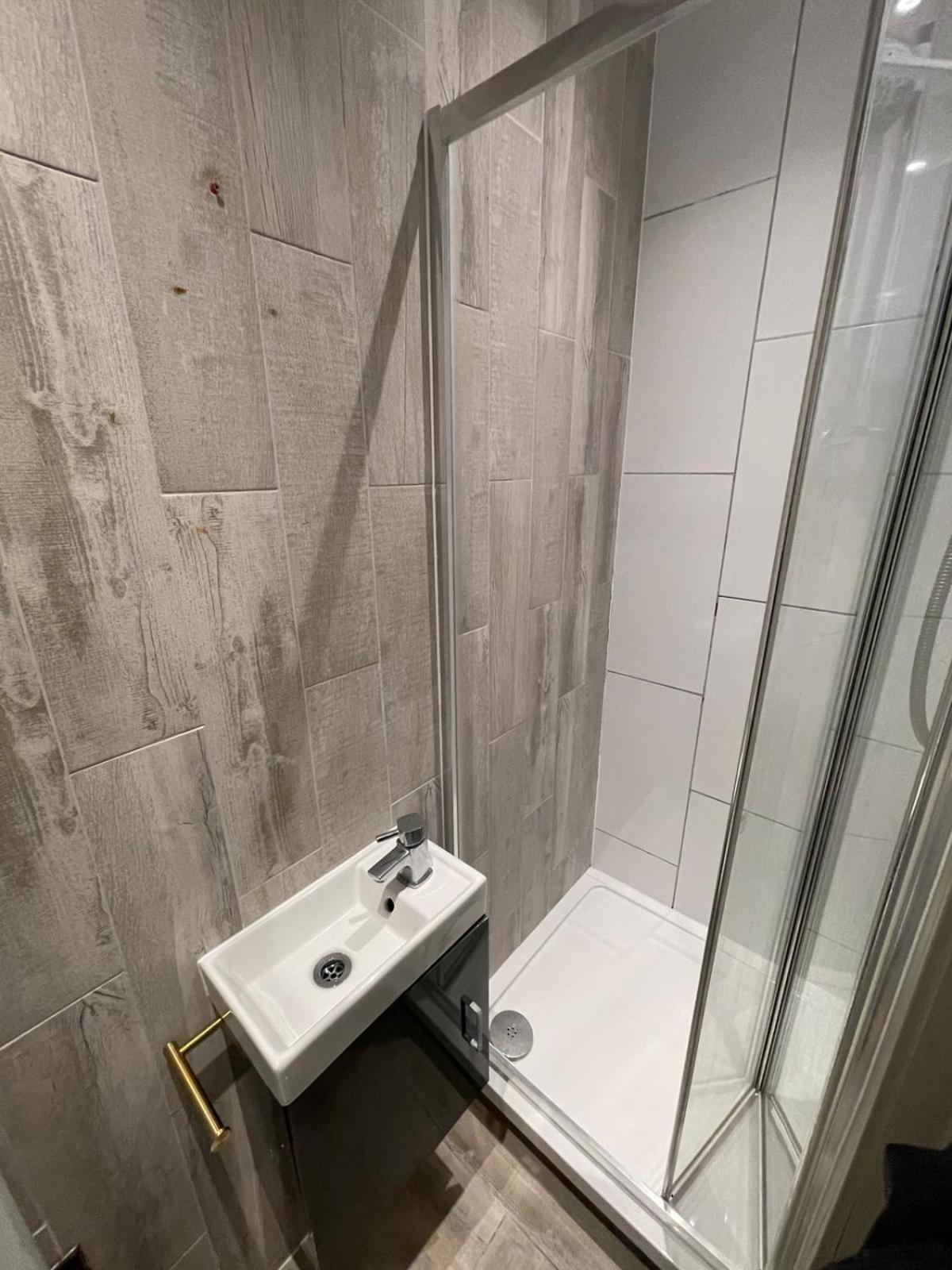 Letzi Premium Cozy Retreat Private En-Suite Rooms, Wembley London Eksteriør bilde