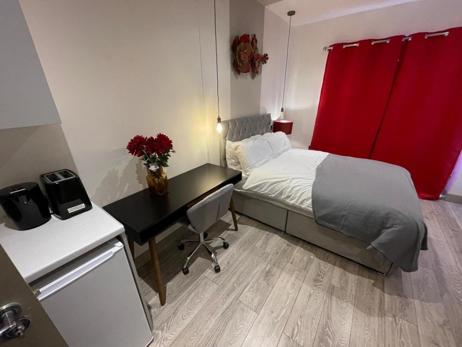 Letzi Premium Cozy Retreat Private En-Suite Rooms, Wembley London Eksteriør bilde